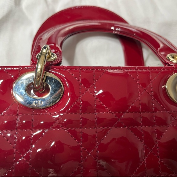 DIOR - Lady Dior medium in red patent - Picture 7 of 13